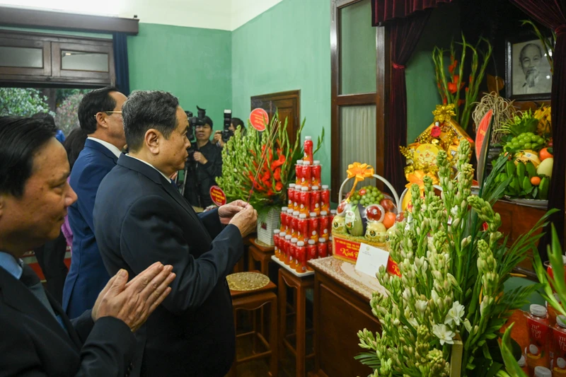 Chủ tịch Quốc hội Trần Thanh Mẫn dâng hương tưởng niệm Chủ tịch Hồ Chí Minh tại Nhà 67, Khu di tích Chủ tịch Hồ Chí Minh trong Phủ Chủ tịch. (Ảnh: Duy Linh)
