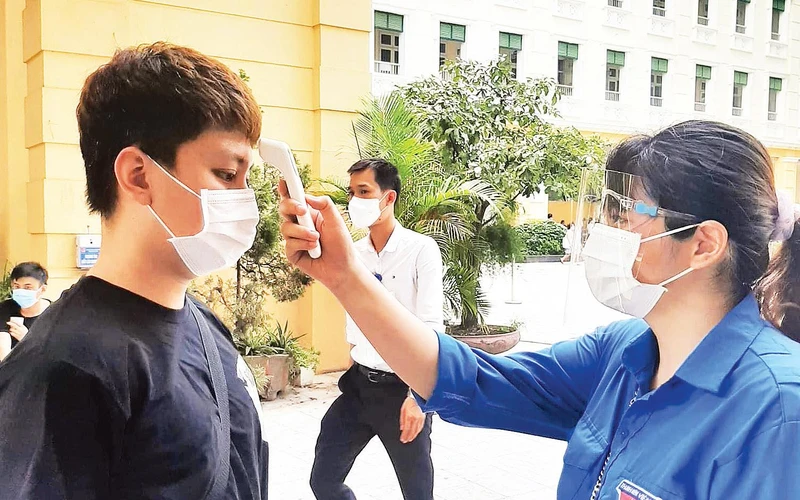 Huyền Anh tham gia ứng trực phòng, chống dịch Covid-19 tại địa phương. 