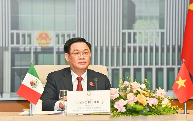 Chủ tịch Quốc hội Vương Đình Huệ hội đàm trực tuyến với Chủ tịch Thượng viện Mexico Olga Sanchez Cordero. (Ảnh DUY LINH) 