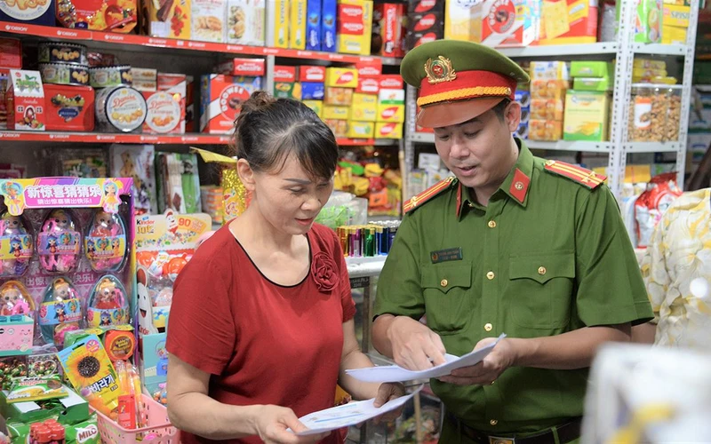 Công an phường Trúc Bạch (quận Ba Đình, Hà Nội) tuyên truyền về những tiện ích của căn cước công dân gắn chíp điện tử. (Ảnh Phương Long) 