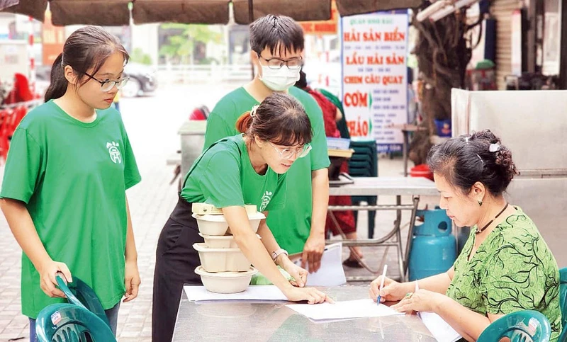 Các tình nguyện viên hướng dẫn người dân tác dụng, ý nghĩa của những sản phẩm thân thiện với môi trường.