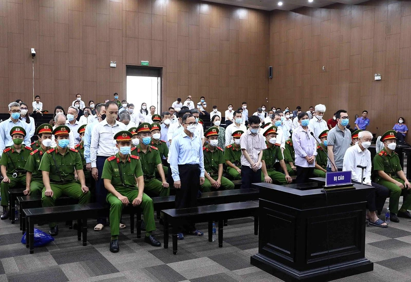 Quang cảnh phiên tòa xét xử sơ thẩm vụ án sai phạm trong quản lý, sử dụng đất đai tại tỉnh Bình Dương, gây thất thoát hàng nghìn tỷ đồng. (Ảnh TTXVN)
