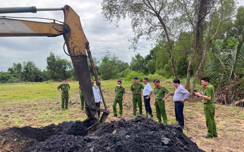 Công ty TNHH một thành viên Môi trường Trà Vinh chôn lấp chất thải phía dưới, dùng đất, cát đổ lên trên bề mặt. 