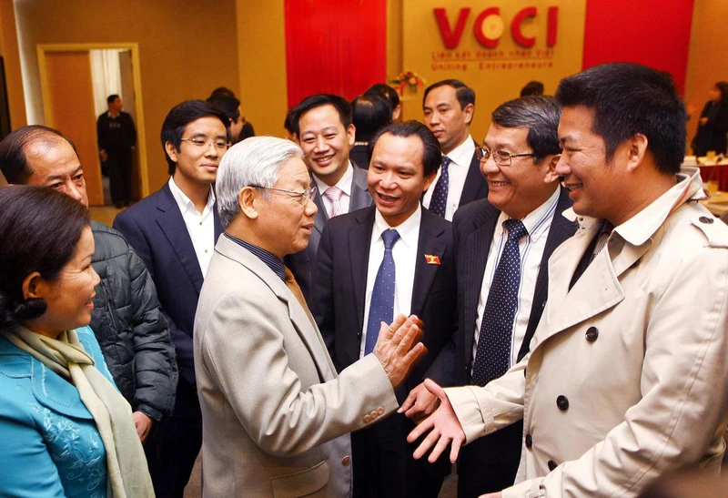 Tổng Bí thư Nguyễn Phú Trọng gặp gỡ đại diện cộng đồng doanh nghiệp, doanh nhân tại cuộc làm việc với Phòng Thương mại và Công nghiệp Việt Nam (VCCI), ngày 17/12/2011. Ảnh: Nguyễn Khánh