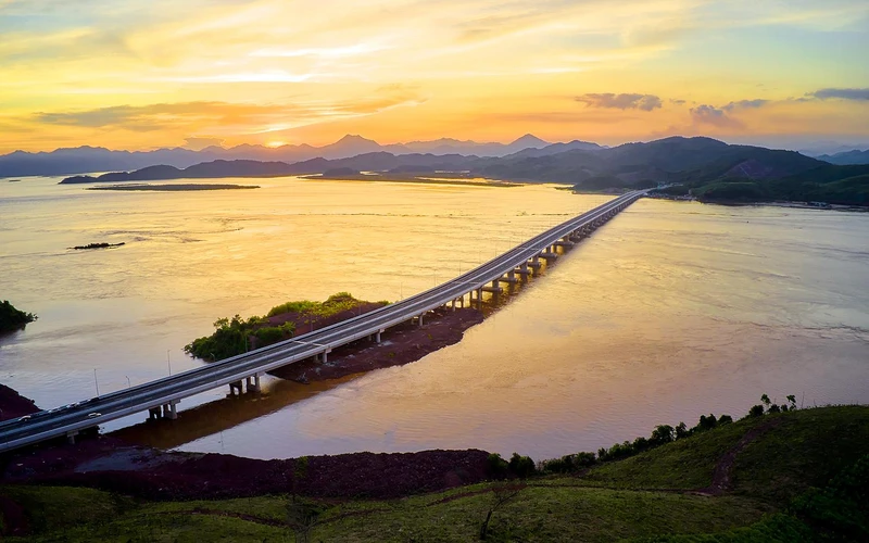 Tuyến đường bộ cao tốc Vân Đồn-Móng Cái được xây dựng theo mô hình hợp tác công-tư đạt hiệu quả trong kết nối hạ tầng giao thông. (Ảnh QUANG THỌ)