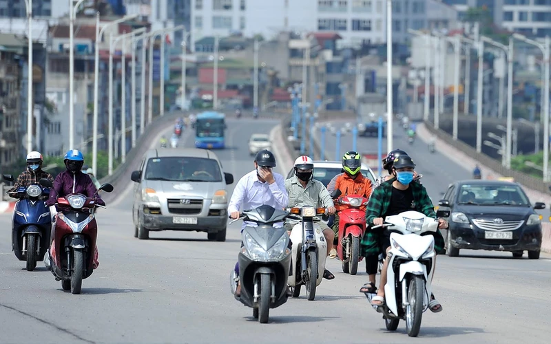 Ô nhiễm khói, bụi tại các thành phố lớn ảnh hưởng xấu đến sức khỏe người dân. (Ảnh NGUYỄN ĐĂNG)