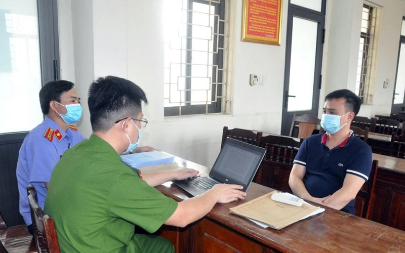 Lực lượng chức năng tỉnh Hải Dương làm việc với đối tượng cầm đầu đường dây mua bán hóa đơn VAT trái phép liên tỉnh, với tổng số tiền lên tới hàng trăm tỷ đồng. (Ảnh HOÀI ANH)