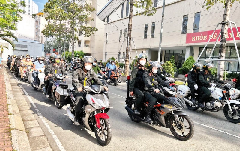 Các lực lượng Công an thành phố ra quân trấn áp các loại tội phạm dịp cuối năm. (Ảnh Thế Anh)