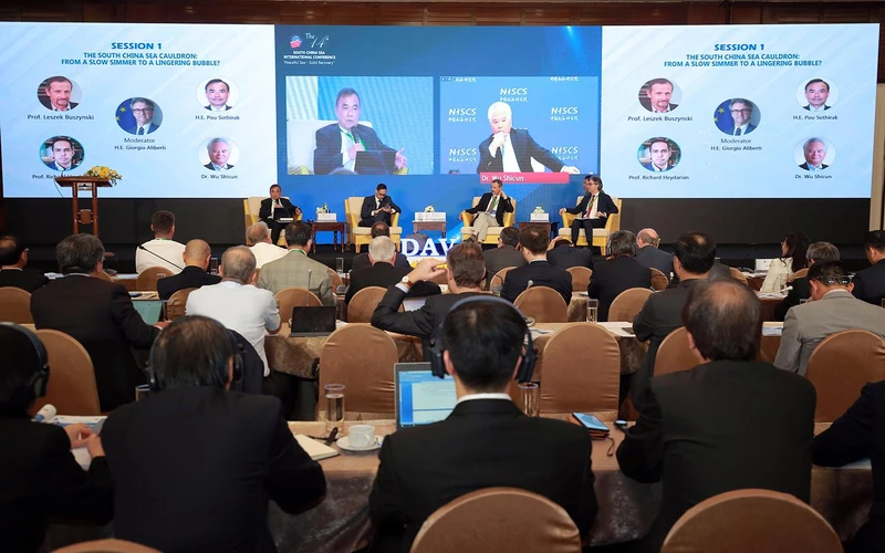 Các chuyên gia, học giả tham dự tại một hội thảo về Biển Đông. (Ảnh BỘ NGOẠI GIAO)