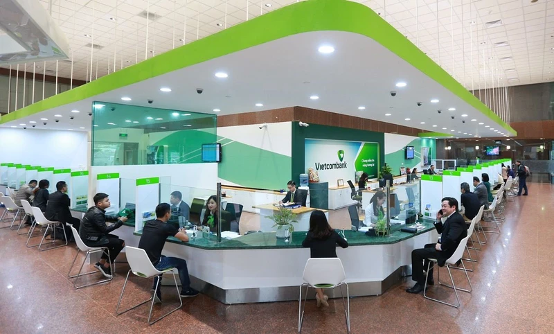 Giao dịch khách hàng tại chi nhánh Ngân hàng Vietcombank.