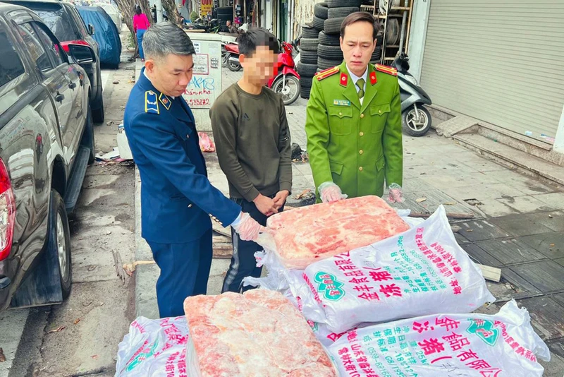 Cơ quan chức năng TP Hà Nội thu giữ khoảng 1 tấn nầm lợn có dấu hiệu phân hủy trên đường đưa đi tiêu thụ dịp trước Tết. (Ảnh DUY KHÁNH)