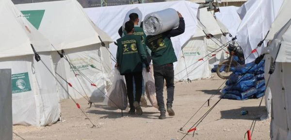 Đưa hàng cứu trợ đến với nạn nhân vụ động đất ở Syria.