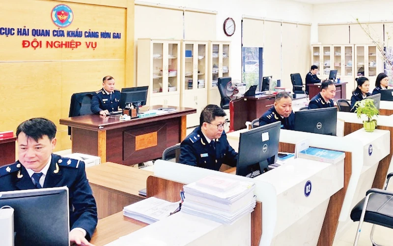 Hải quan cửa khẩu cảng Hòn Gai ứng dụng công nghệ thông tin trong giải quyết thủ tục xuất, nhập khẩu hàng hóa.