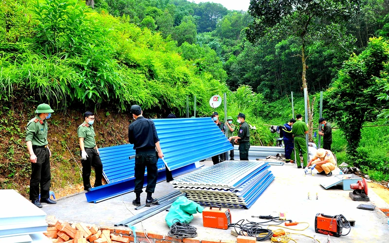 Cán bộ Công an tỉnh Tuyên Quang giúp làm nhà cho hộ nghèo.