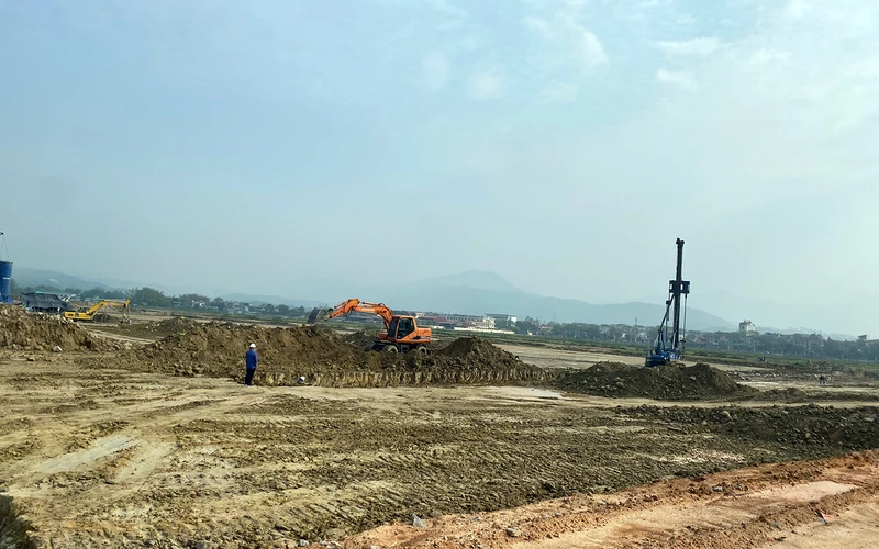 Nhà thầu đang đẩy nhanh tiến độ thi công đường lăn, sân đỗ.