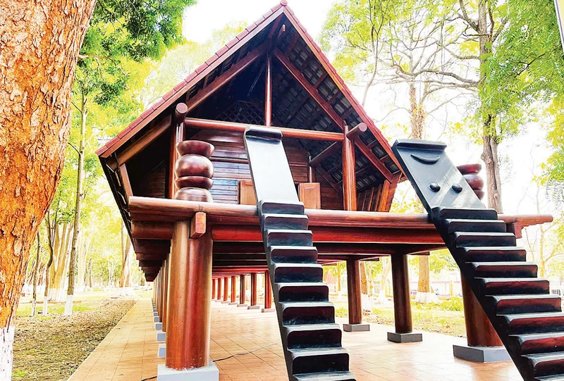 Nhà dài truyền thống người Ê Đê được tỉnh Đắk Lắk đầu tư xây dựng nhằm bảo tồn văn hóa truyền thống dân tộc trong khuôn viên di tích Biệt điện Bảo Đại, phường Tân Tiến, thành phố Buôn Ma Thuột.