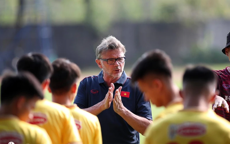 Huấn luyện viên Philippe Troussier chỉ đạo chiến thuật với các cầu thủ U22 Việt Nam trước trận gặp U22 Lào. (Ảnh VFF)