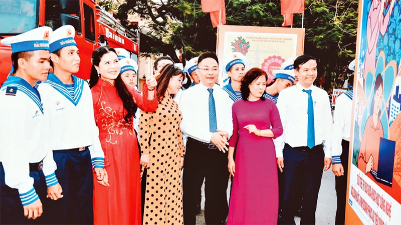 Tham quan triển lãm các tác phẩm tiêu biểu được trưng bày. (Ảnh NGÔ QUANG DŨNG)