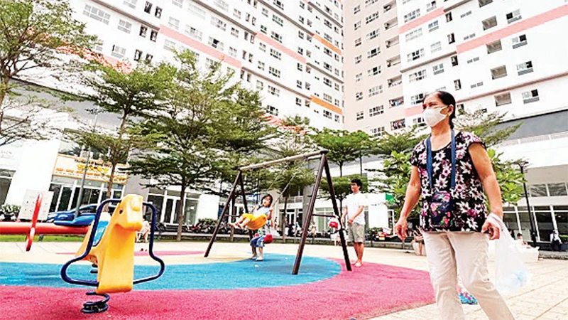 Người dân sinh hoạt tại công viên của khu chung cư trên địa bàn thành phố Thủ Đức.