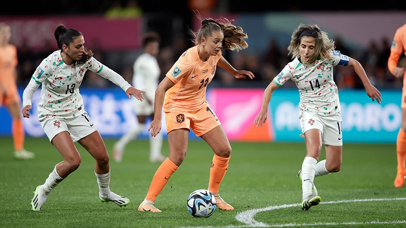 Đội tuyển Hà Lan (áo cam) thắng sít sao Bồ Đào Nha 1-0.