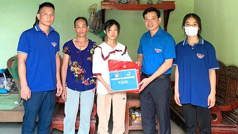 Đoàn Thanh niên huyện Yên Bình (Yên Bái) hỗ trợ học sinh nghèo vượt khó tham gia kỳ thi tốt nghiệp trung học phổ thông năm 2023.