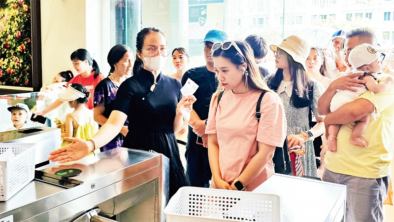 Du khách dùng vé điện tử quét mã QR khi tham quan Bảo tàng Quảng Ninh. 