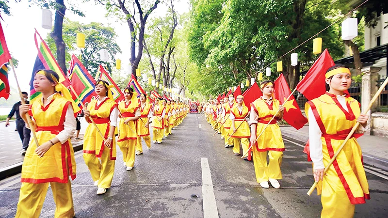 Hà Nội cần có biện pháp khai thác các giá trị văn hóa di sản một cách có chiều sâu để phát triển du lịch. Trong ảnh: Đoàn rước trong Lễ hội kỷ niệm 595 năm Vua Lê Thái Tổ đăng quang.