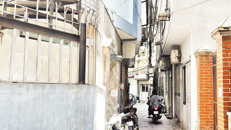 Chung cư mini trong khu dân cư đông đúc.