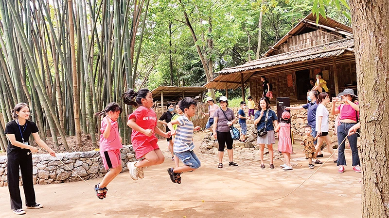 Học sinh tham gia các trò chơi truyền thống trong khuôn viên Bảo tàng Dân tộc học.