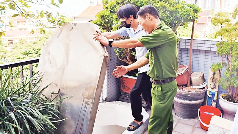 Đoàn liên ngành quận Bắc Từ Liêm kiểm tra các cơ sở nhà chung cư mini, nhà trọ trên phố Trần Cung, phường Cổ Nhuế. (Ảnh Thanh Hà)