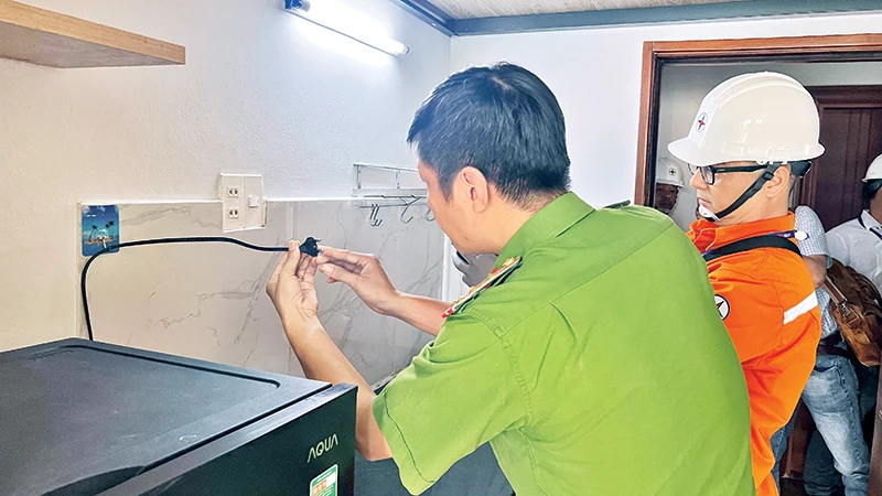 Công an quận Tân Phú kiểm tra điều kiện an toàn phòng cháy, chữa cháy tại một căn hộ cho thuê.