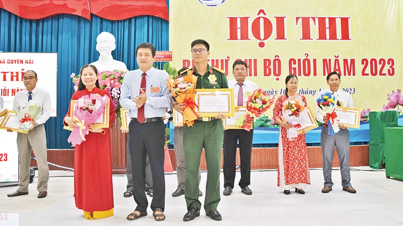 Các thí sinh đạt giải Hội thi bí thư chi bộ thị xã Duyên Hải.