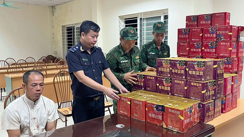 Tang vật vụ vận chuyển pháo lậu do Đồn Biên phòng Bát Xát (Lào Cai) cùng lực lượng chức năng bắt giữ. (Ảnh Xuân Dũng)