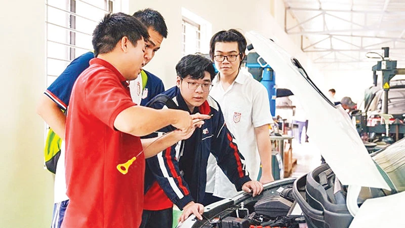 Sinh viên thực hành tại khoa Công nghệ ô-tô (Trường cao đẳng Công nghệ cao Hà Nội).