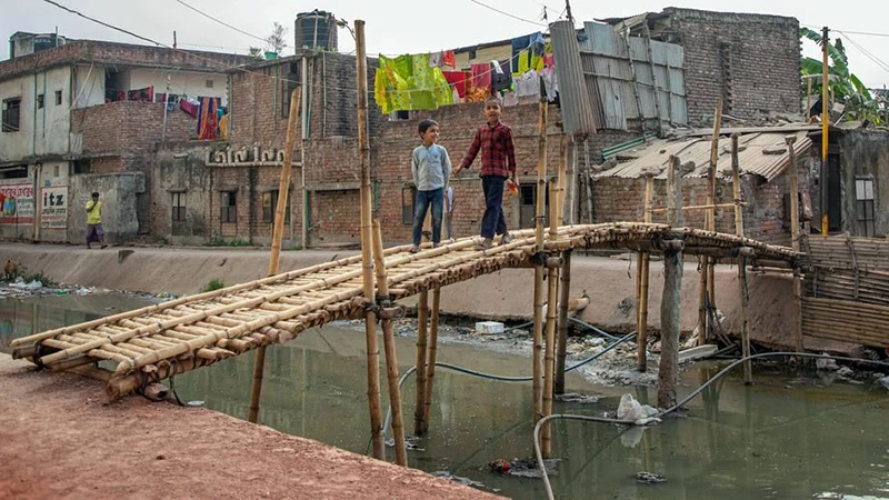 Nhiều con kênh tại thủ đô Dhaka (Bangladesh) bị ô nhiễm trầm trọng. (Ảnh UNICEF)