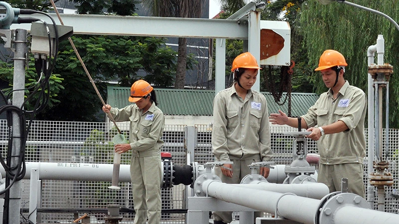Công nhân Công ty TNHH MTV Thoát nước Hà Nội vận hành hệ thống xử lý nước thải. (Ảnh Trần Sơn)