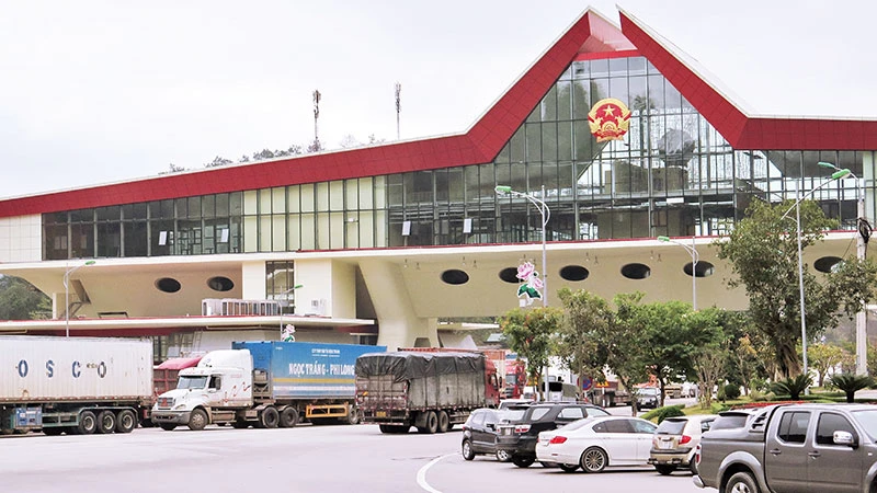 Cửa khẩu quốc tế Hữu Nghị (huyện Cao Lộc), nơi thực hiện thông quan hàng hóa xuất, nhập khẩu chính ngạch sang Trung Quốc và ngược lại.
