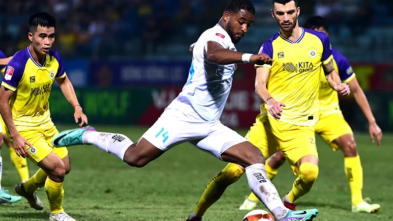 Đội Thép Xanh Nam Định (áo trắng) thắng đội chủ nhà Hà Nội FC với tỷ số 2-1. (Ảnh TRẦN HẢI)