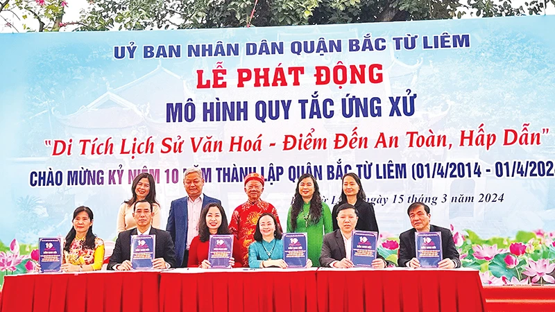 Chính quyền, người dân trên địa bàn quận Bắc Từ Liêm quyết tâm xây dựng nếp sống văn minh tại các di tích trên địa bàn.