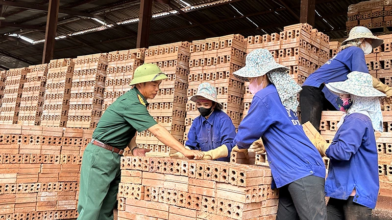 Nhà máy sản xuất gạch của cựu chiến binh Lưu Công Ruyên (bên trái) đã tạo việc làm cho con em đồng bào các dân tộc trong tỉnh Điện Biên.