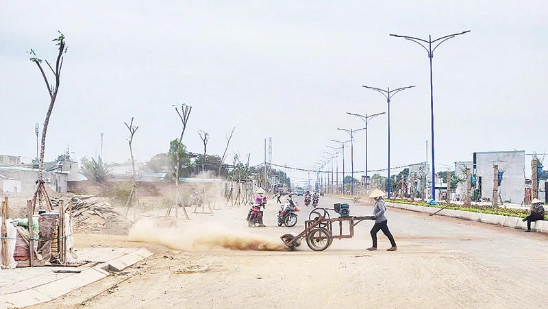 Công nhân hút bụi, trồng cây xanh chuẩn bị bàn giao hoàn thiện đường Hàng Điều (thành phố Vũng Tàu).