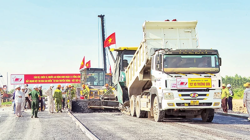 Những mét khối bê-tông nhựa nóng đầu tiên được thảm trên tuyến đường cao tốc Cần Thơ-Cà Mau.