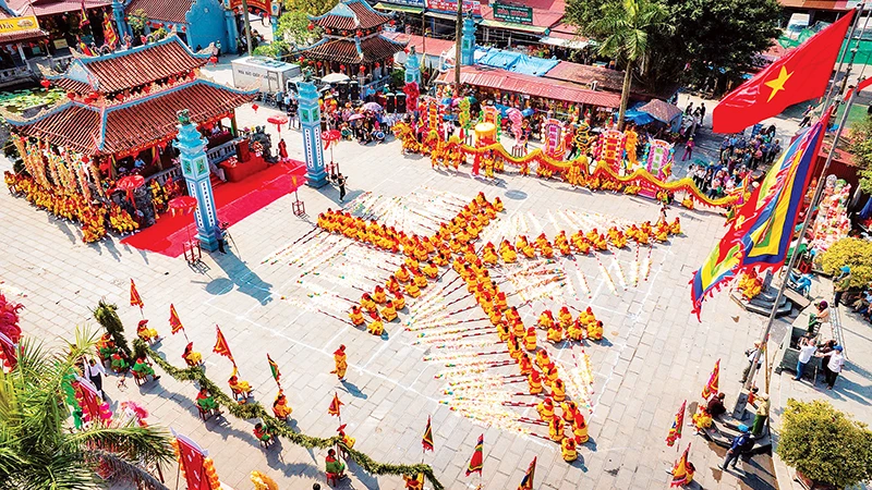 Thực hành nghệ thuật kéo chữ tại Lễ hội Phủ Dầy (huyện Vụ Bản, Nam Định) năm 2024.