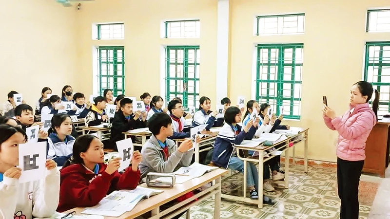 Một tiết học trong phòng học thông minh tại Trường tiểu học và trung học cơ sở An Vũ, huyện Quỳnh Phụ, tỉnh Thái Bình.