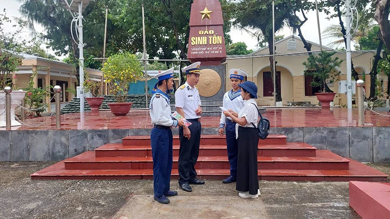 Cán bộ, chiến sĩ đảo Sinh Tồn, huyện Trường Sa, tỉnh Khánh Hòa tuyên truyền với dân về Luật Biển Việt Nam.