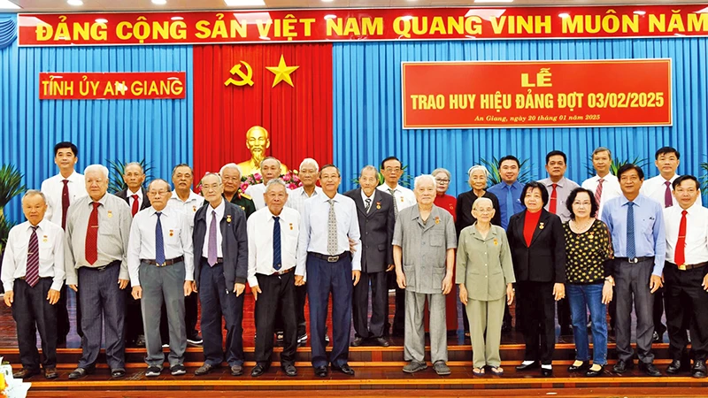 An Giang trao tặng Huy hiệu Đảng 