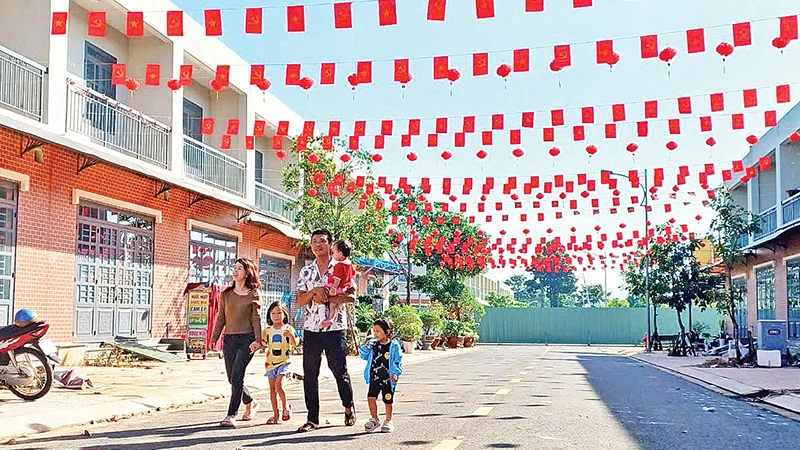 Khu nhà ở xã hội tại phường Bảo Vinh, thành phố Long Khánh (tỉnh Đồng Nai) được trang trí để đón Tết Nguyên đán Ất Tỵ.