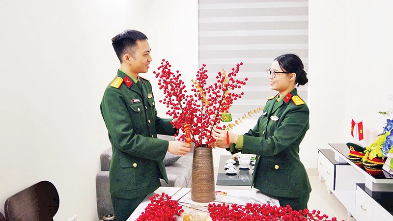 Vợ chồng Đại úy Nguyễn Việt Hưng và Trung úy Hoàng Thị Quỳnh Mai trang trí căn hộ mới đón Tết Ất Tỵ 2025.