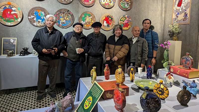 Các nghệ sĩ, chuyên gia tham gia triển lãm “Rồng rắn lên mây”.