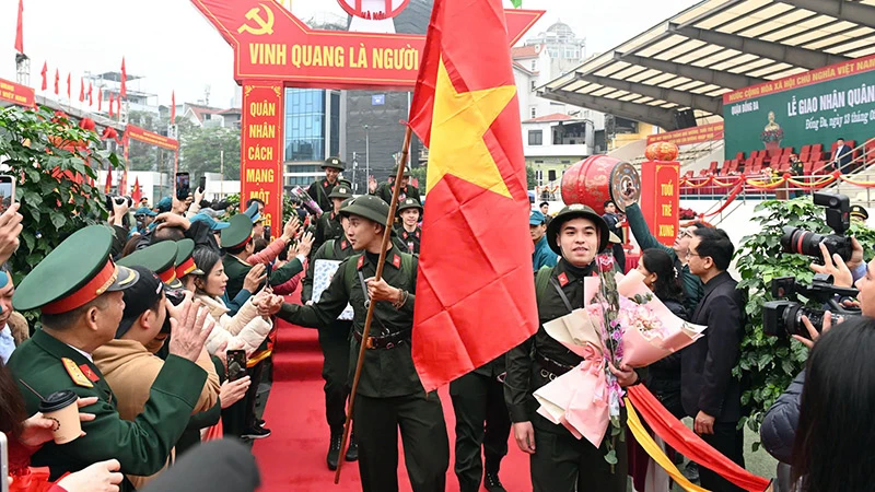 Các tân binh quận Đống Đa (Hà Nội) trong ngày nhập ngũ. (Ảnh THẾ ĐẠI)